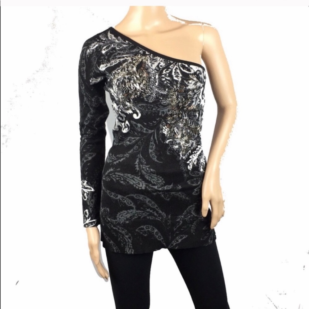 Cache one shoulder top